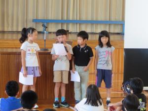 2年生と4年生の代表児童が発表している様子