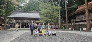 3年生が諏訪大社で集合写真を撮影している様子