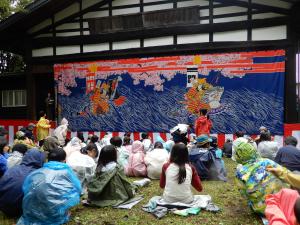 廻り舞台で開演を待ちわびている児童、保護者や地域の方々