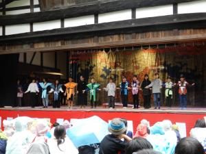 6年生が舞台の最後に一本締めをしる様子