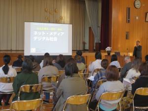 PTA講演会で関島良治さんが講演を行っている様子