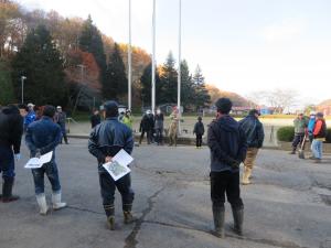 作業を開始する前に、はじめの会を行っている様子