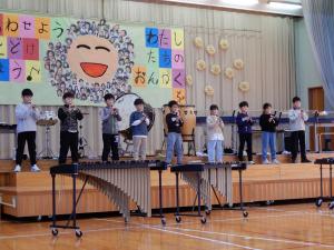 体育館のステージで3年生がリコーダーの演奏をしている様子。