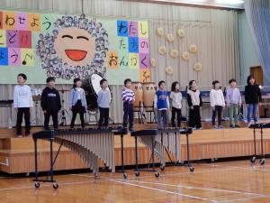 体育館のステージで2年生が合唱をしている様子。