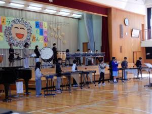 体育館のステージで5年生が合奏をしている様子。