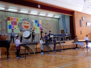 体育館のステージで4年生が合奏をしている様子。