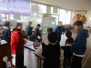 学校の昇降口のところで代表委員会の児童が法被を着て企画を行っている様子。