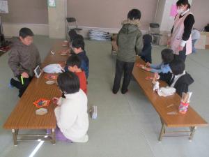 保健給食委員会の児童が長机で、お皿とお箸を使った企画を運営している様子。