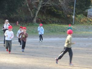 1・2年生の児童が体育の時間にマラソンの練習をする様子。