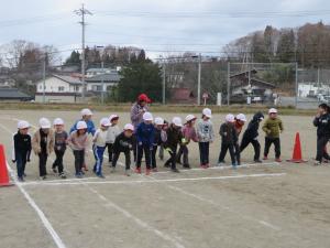 1・2年生の児童がスタートする様子。