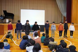 3年生の児童が横一列に並び、一人一人発表する様子。