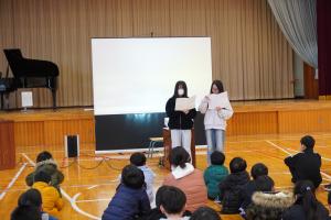 5年生の代表児童2名が3学期の目標を発表している様子。