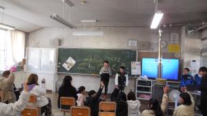 5年生の児童が発表をしている様子。