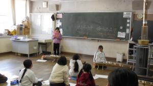 4年生の児童が発表をしている様子。