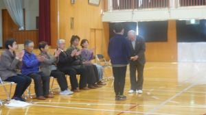 6年生の代表児童がボランティアの方に手紙を渡している様子