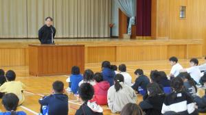 PTA会長さんがマイクと演台で話をしている様子