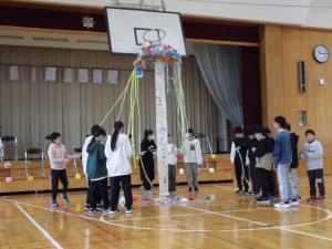 6年生が中央に集まってみんなでくす玉をわっている様子
