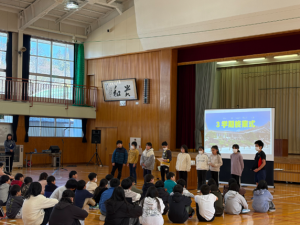 4年生の代表児童が並んで発表している様子