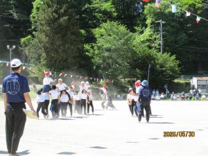 4、5、6年生が騎馬戦で帽子を取り合っている様子