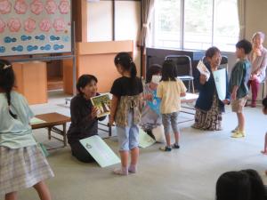 プレゼンターの方からセカンドブックを手渡してもらっている子どもたちの様子