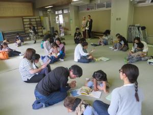 プレゼントされたセカンドブックを親子で読んでいる様子