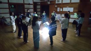 子どもたちがライトファイヤーでライトを囲んで話をしている様子