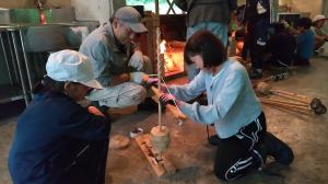 子どもたちが火おこし体験をしている様子