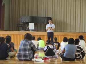 警察署の方からお話しをお聞きしている様子