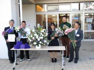 園芸委員会の代表者と記念撮影