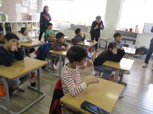 2年生が手話を学ぶ様子