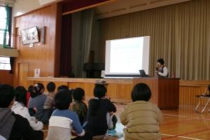 性についての講演会を全校児童と保護者の皆さまとで聞いている様子。