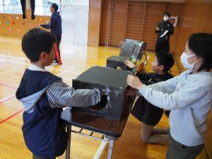 代表委員会の企画でブラックボックスの中身を当てている様子。