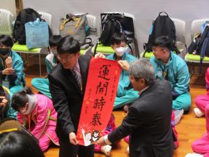 両校の校長がプレゼント交換