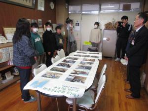 6年生の児童会3役が市社会福祉協議会の方に寄付金を渡している様子。