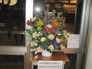 昇降口にて彩を添えてくれています。